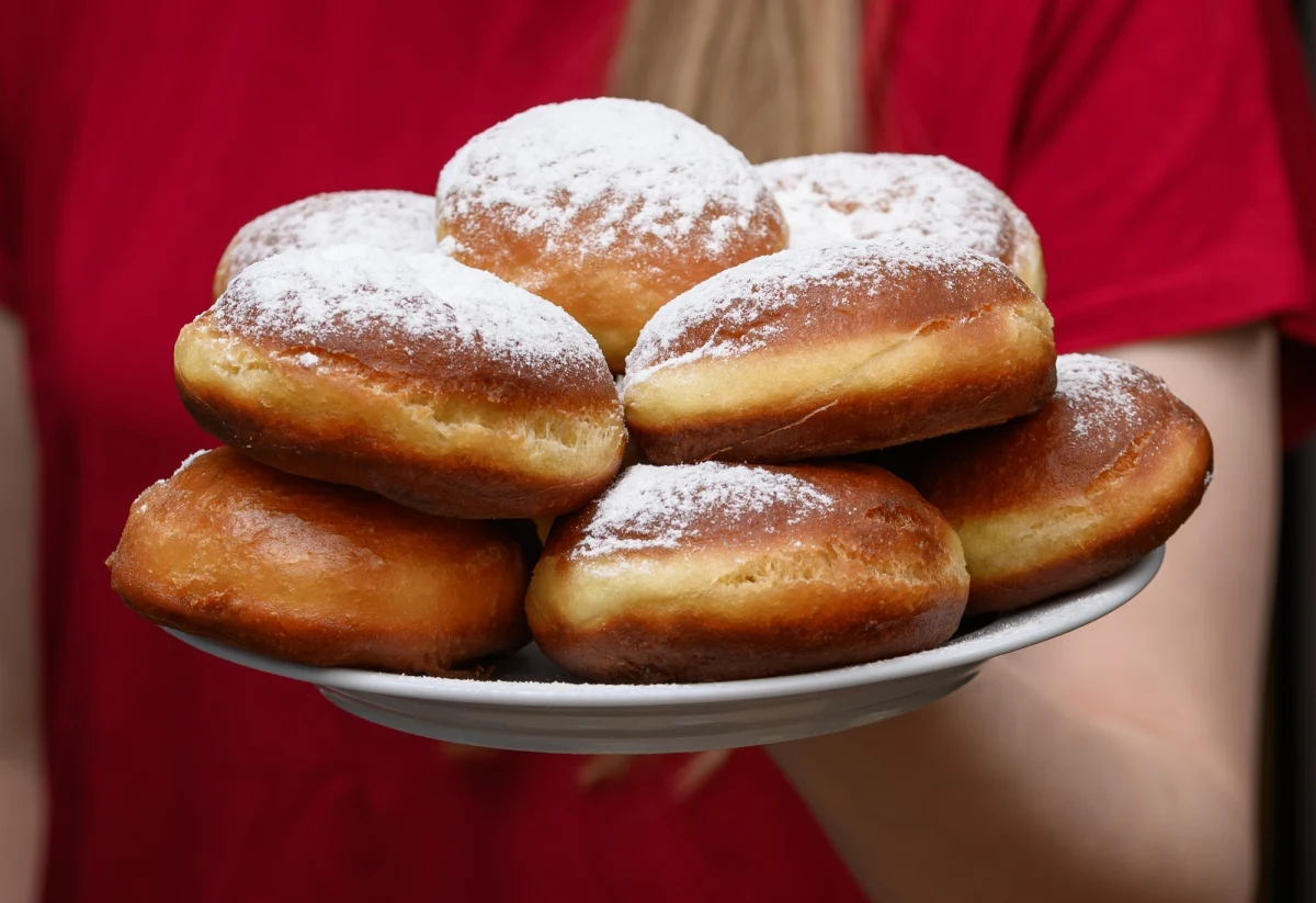 12 lutego, dwa dni przed walentynkami, przypada najsłodszy dzień w roku - tłusty czwartek. Pewnie będzie niewielu, którzy tego dnia nie zjedzą ani pączka, ani faworka, a więcej takich, którzy postanowią pójść "na rekord". Coroczna praktyka obnaży też niestety smutną prawdę. Dużo słodkości wyląduje w koszach na śmieci, bo wciąż kupujemy więcej niż jesteśmy w stanie zjeść. Przedstawiciele branży spożywczej alarmują, że nadwyżki żywności gwałtownie rosną i apelują, żeby nie wyrzucać niezjedzonych pączków.