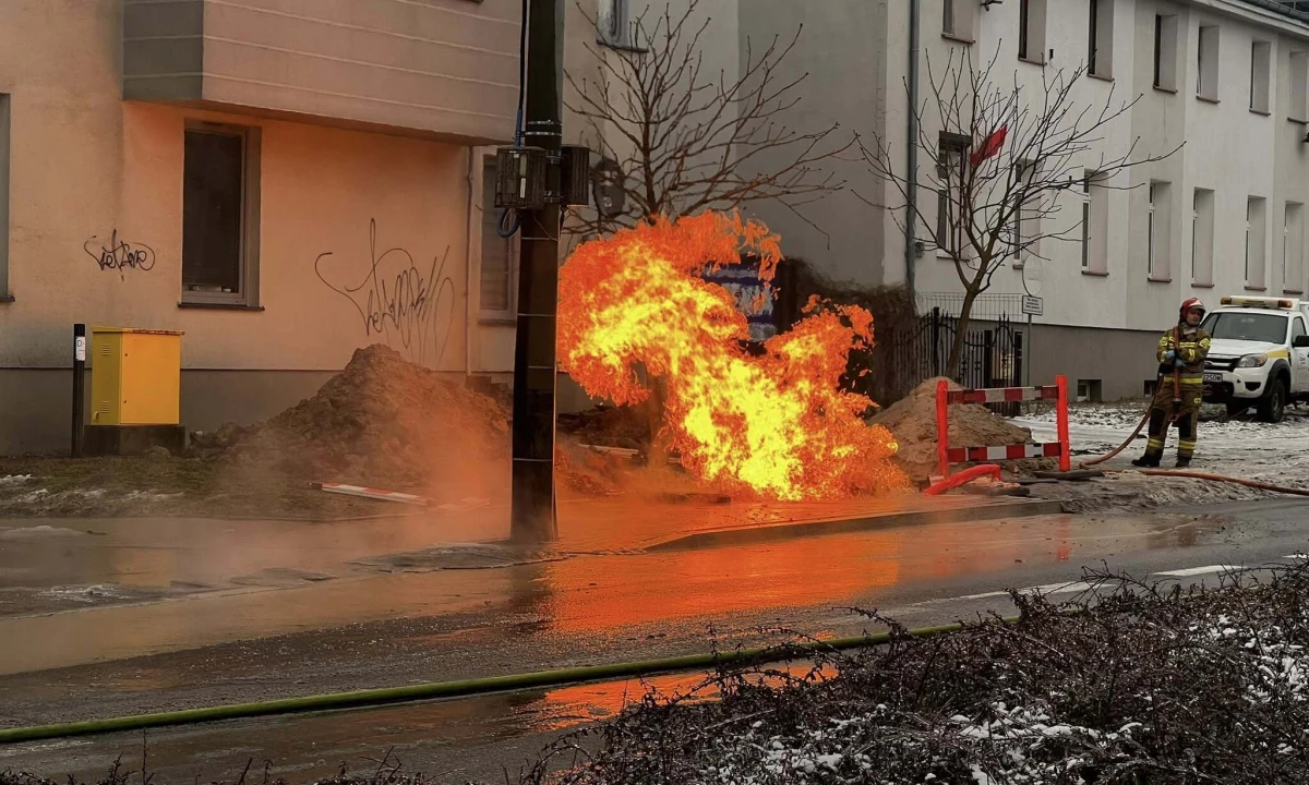 Podczas prac ziemnych doszło do uszkodzenia gazociągu w Szczecinie. Z pobliskiego budynku ewakuowano 17 osób, nie ma informacji o poszkodowanych.