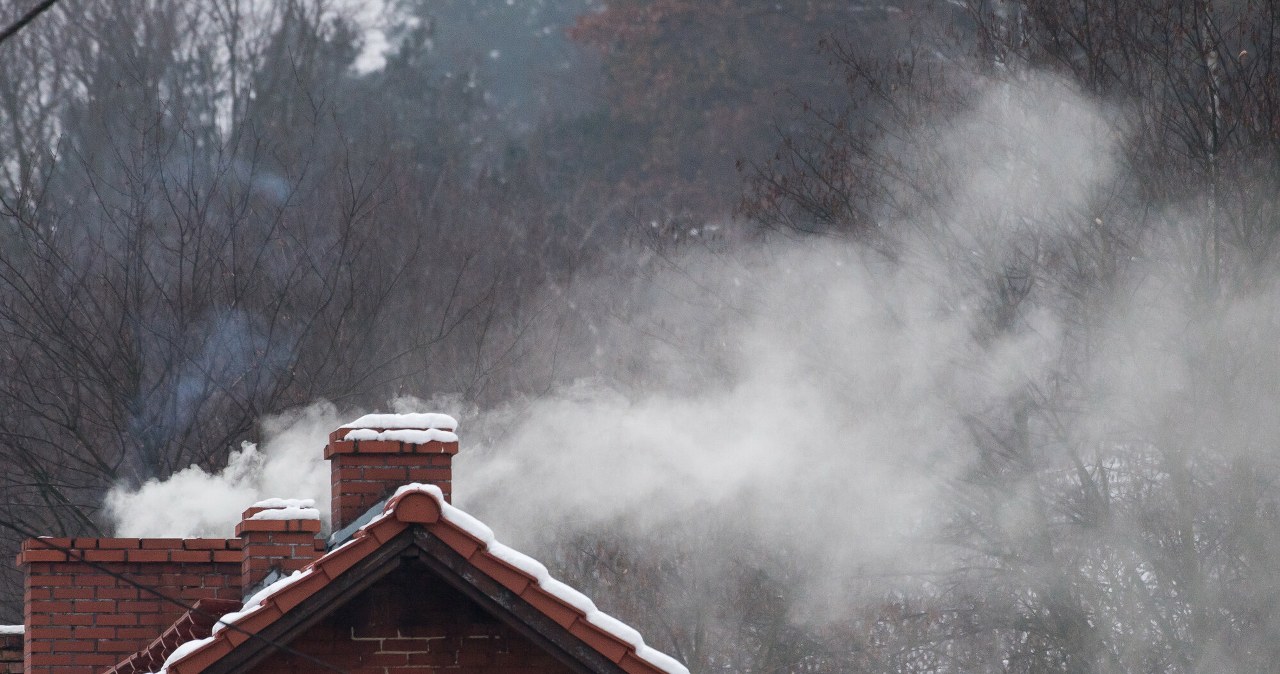 Czyste Powietrze szoruje po dnie. Polska oddycha zimowym smogiem