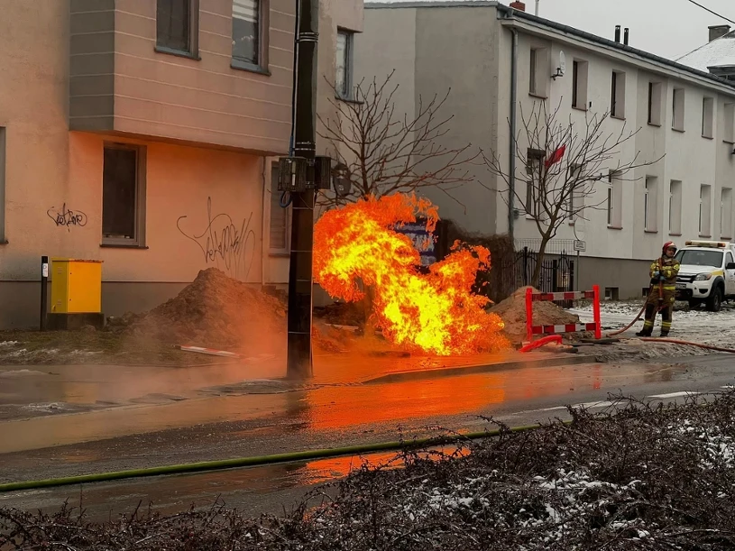 Dramatyczna akcja służb. Ogień po wycieku gazu, doszło do ewakuacji