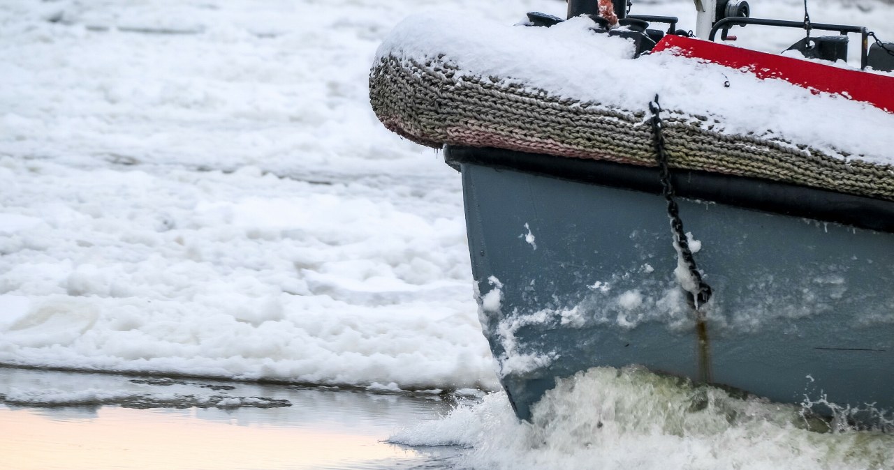 Lodołamacze na Wiśle. Pokrywa lodu ma 200 km długości