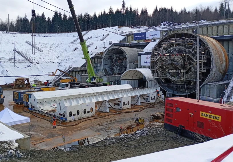 2700 ton w powietrzu. Gigantyczna Karpatka wykonuje spektakularny manewr na S19