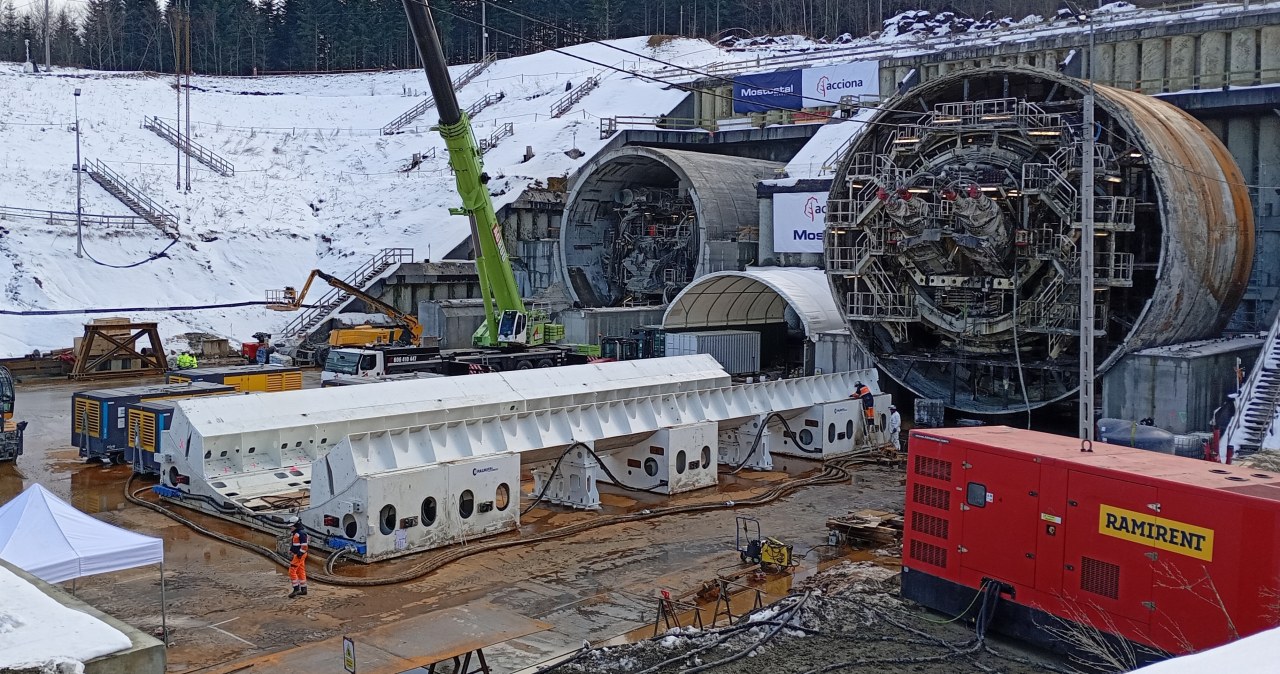 2700 ton w powietrzu. Gigantyczna Karpatka wykonuje spektakularny manewr na S19