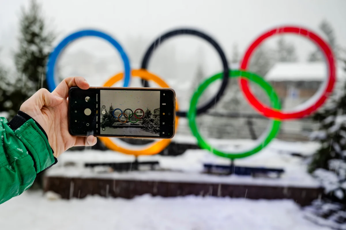 To nerwowy start zimowych igrzysk olimpijskich dla kobiecej reprezentacji Finlandii w hokeju na lodzie. Cztery zawodniczki zachorowały na ostrą infekcję żołądkową, najprawdopodobniej wywołaną przez agresywnego norowirusa. Zostały odizolowane od koleżanek z drużyny, która już dziś wieczorem mają zmierzyć się na lodowisku z Kanadyjkami.