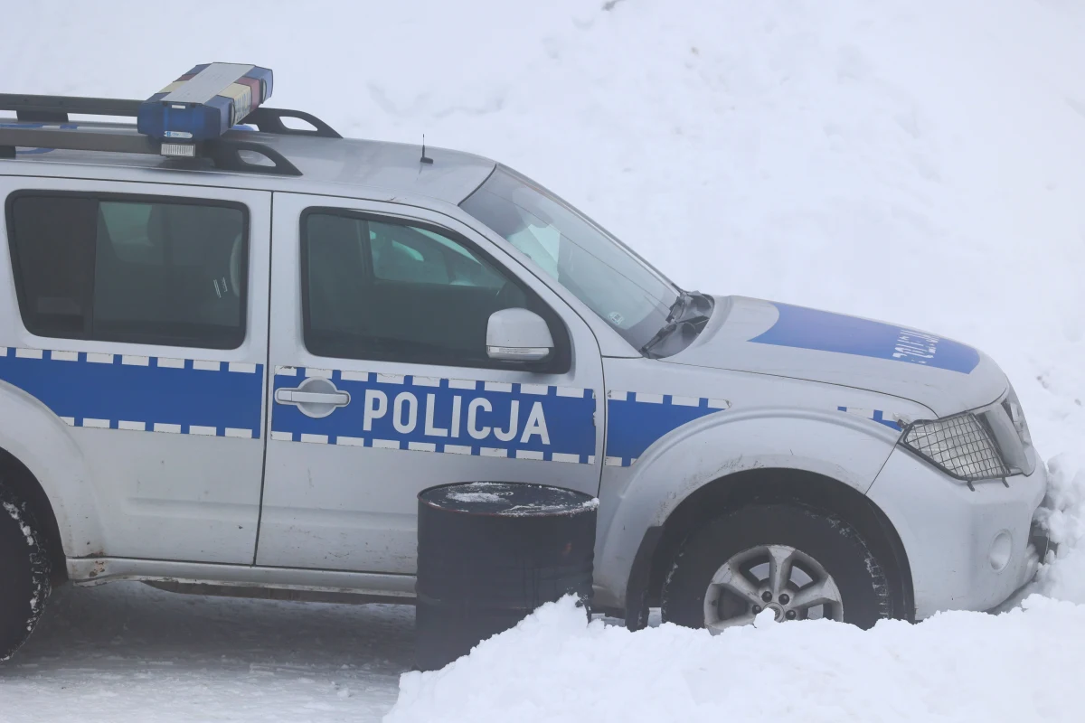 Zwłoki 75-letniej kobiety odkryli w czwartek policjanci w jednym z domów we wsi Stare Bystre na Podhalu (woj. małopolskie). Na miejscu zatrzymano członka jej rodziny.