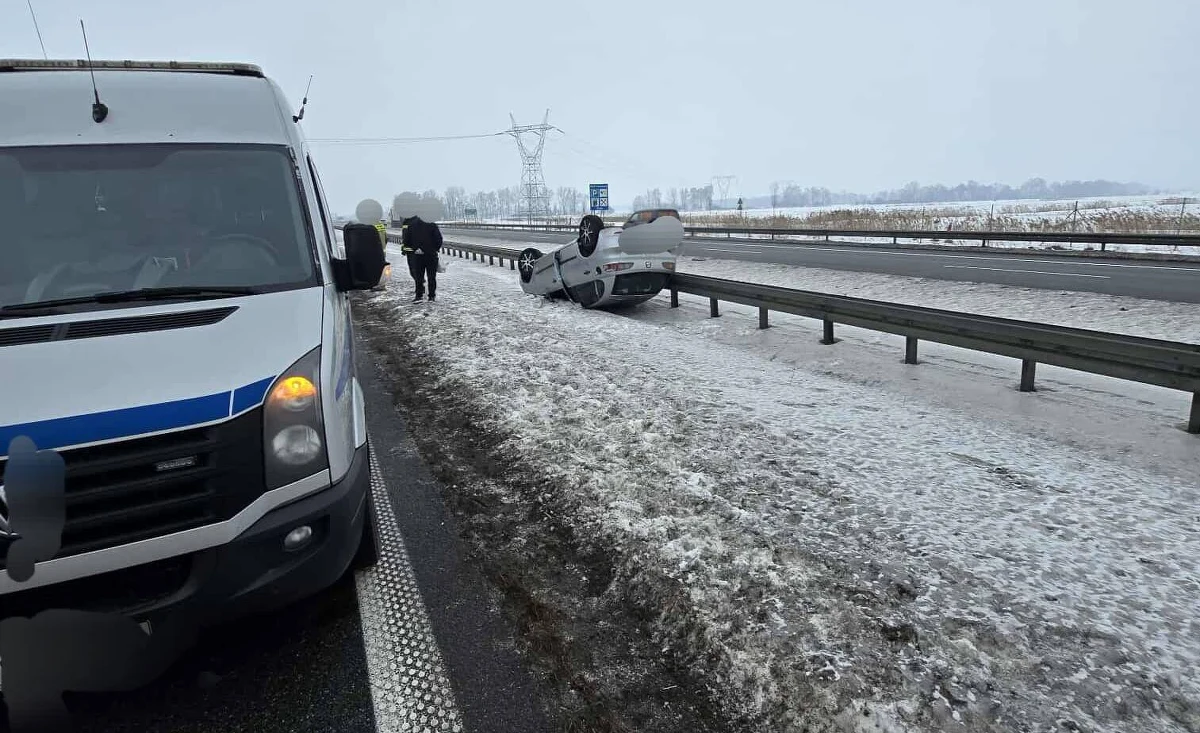 Trzy pojazdy zderzyły się na pomorskim odcinku drogi ekspresowej S7 w Cedrach Małych. W kolizji uczestniczyła tzw. więźniarka, czyli samochód służby więziennej, którą przewożeni byli osadzeni.