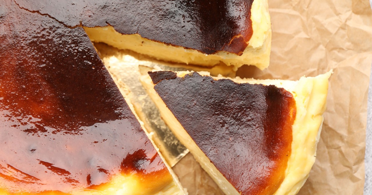 Ten sernik baskijski jest doskonały w każdym calu. Zawsze się udaje