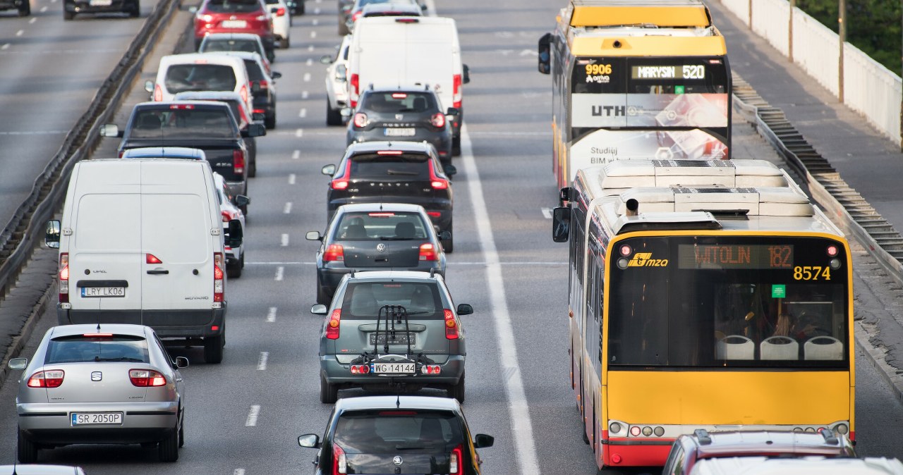 Komunikacja miejska przegrywa z samochodami. Twarde dane z raportu UE