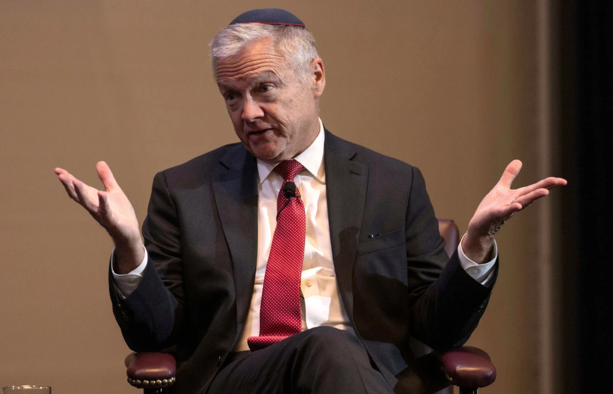 "Zakładam, że Pańska przemyślana i jasno sformułowana wiadomość została wysłana do mnie przez pomyłkę" - zwrócił się do polskiego premiera ambasador Stanów Zjednoczonych w Polsce Thomas Rose. Coraz dziwniejszy wydaje się sposób komunikacji amerykańskiego dyplomaty, który jest w Warszawie, by dbać o dobre relacje z partnerami.