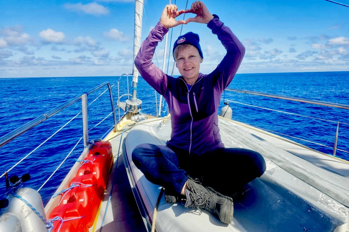 "Spełniam swoje wielkie marzenie" - mówi w rozmowie z RMF FM słynna himalaistka, zdobywczyni czterech ośmiotysięczników i Korony Ziemi, a jednocześnie wybitna żeglarka. Międzynarodowa załoga jachtu Hayat w składzie: Monika Witkowska, Dariusz Krowiak (kapitan), Leszek Stankiewicz, Dariusz Kłys, Artur Dzieszowski i Nick Halle wyruszyła kilka tygodni temu z chilijskigo Puerto Williams, dopłynęła do Ziemi Ognistej w Argentynie, następnie opłynęła słynny Przylądek Horn i przez Cieśninę Drake’a, zwaną "żeglarskim Everestem", dotarła do wybrzeży Antarktydy. Teraz płynie wzdłuż archipelagu Szetlandów Południowych w kierunku Wyspy Słoniowej. Ich celem jest Georgia Południowa.