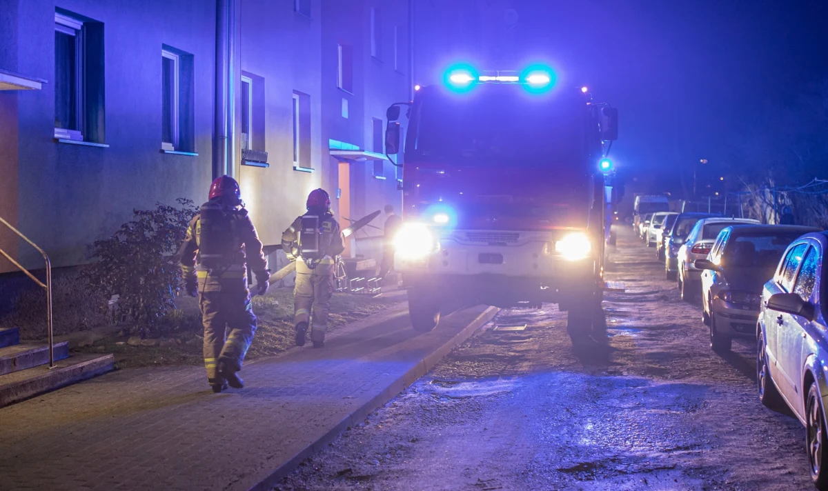W Gliwicach doszło do pożaru mieszkania w pięciokondygnacyjnym budynku. Ewakuowano kilkunastu mieszkańców, jedna osoba trafiła do szpitala.