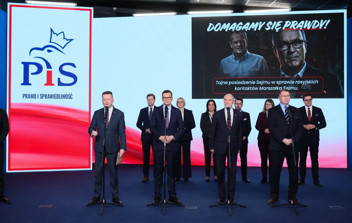 "Domagamy się, by odbyło się posiedzenie Sejmu w trybie niejawnym" - powiedział Mariusz Błaszczak. Zgodnie z żądaniem polityków PiS posiedzenie miałoby dotyczyć relacji Włodzimierza Czarzastego oraz jego żony z Rosjanką z polskim paszportem, która według doniesień mediów ma być ich partnerką biznesową. Na posiedzeniu miałby być poruszony również temat niewypełnienia przez Czarzastego ankiety bezpieczeństwa.