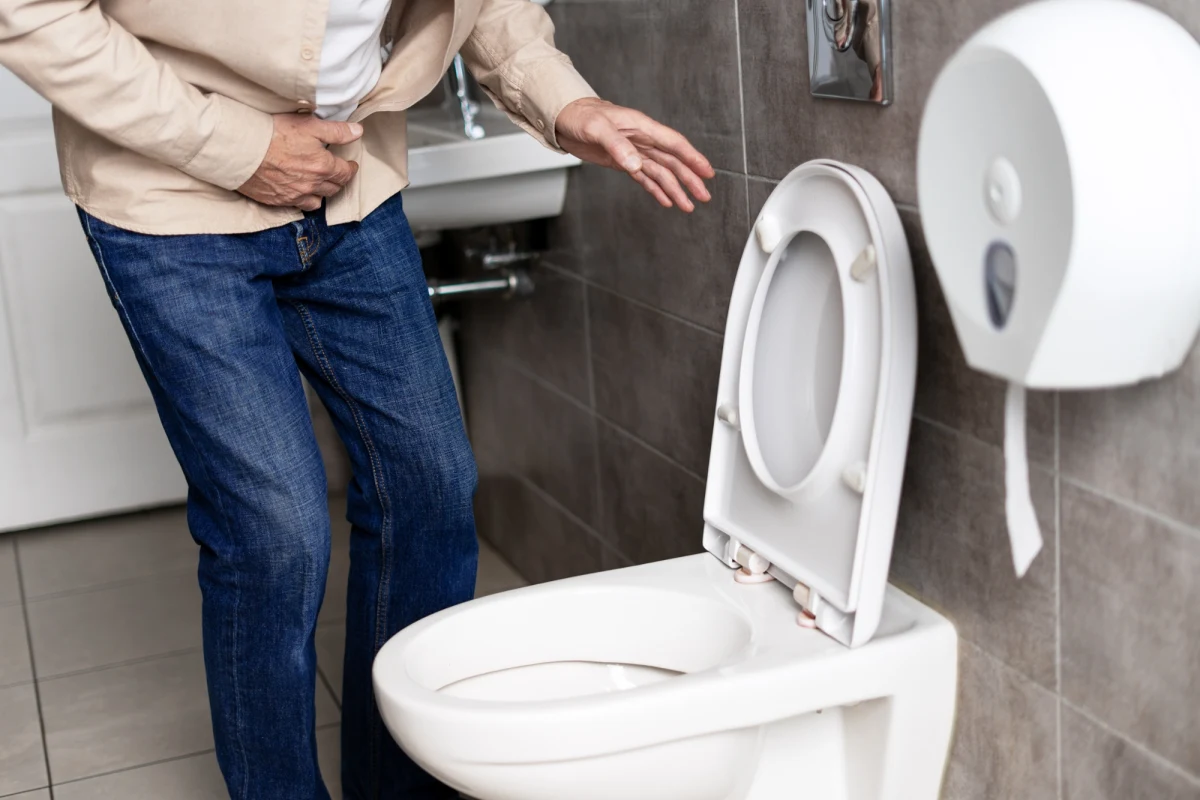 Pilotażowy program mający pomóc osobom zmagającym się z nietrzymaniem moczu ruszył w Poznaniu i Zaniemyślu. W wybranych toaletach publicznych pojawiły się tzw. srebrne pudełka – niewielkie pojemniki z bezpłatnymi środkami chłonnymi. Rozwiązanie ma być proste i dyskretne.