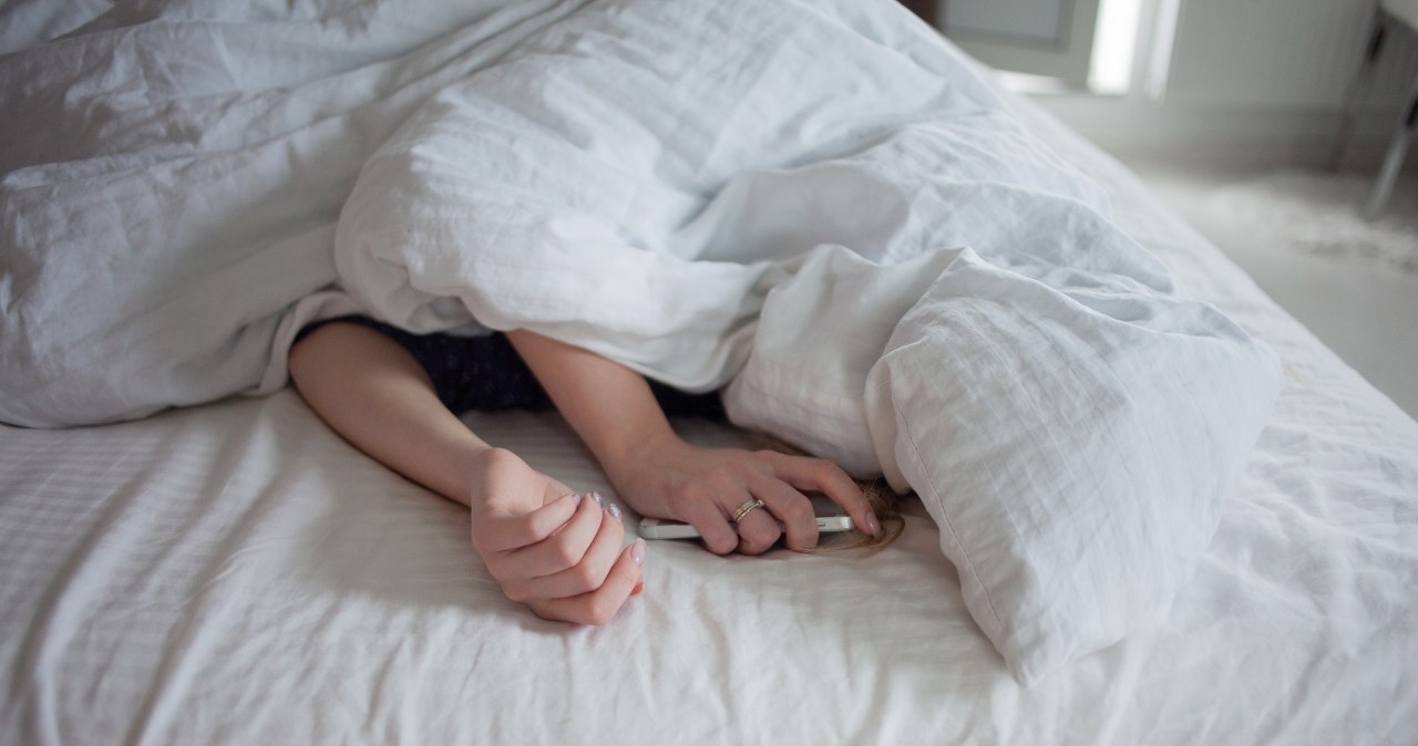 Najgorsze co możesz zrobić z telefonem w nocy. Skutki bywają tragiczne