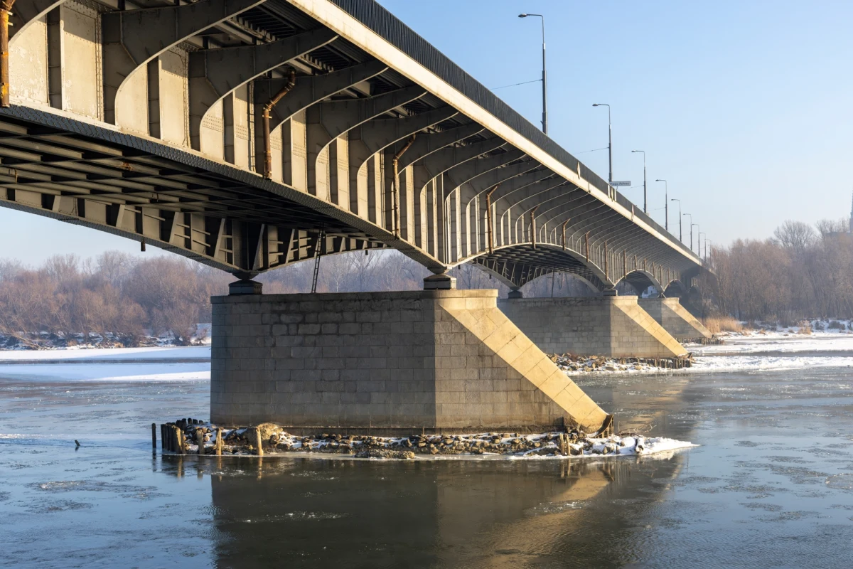Radni warszawskiego Targówka poparli podczas nadzwyczajnej sesji rady dzielnicy stanowisko w sprawie budowy Mostu Krasińskiego. Domagają się, by na nowej przeprawie przez Wisłę znalazł się co najmniej jeden pas ruchu dla samochodów w każdą stronę. Propozycja ta stoi w sprzeczności z planami stołecznego ratusza, który przewiduje most wyłącznie dla pieszych, rowerzystów i tramwajów.
