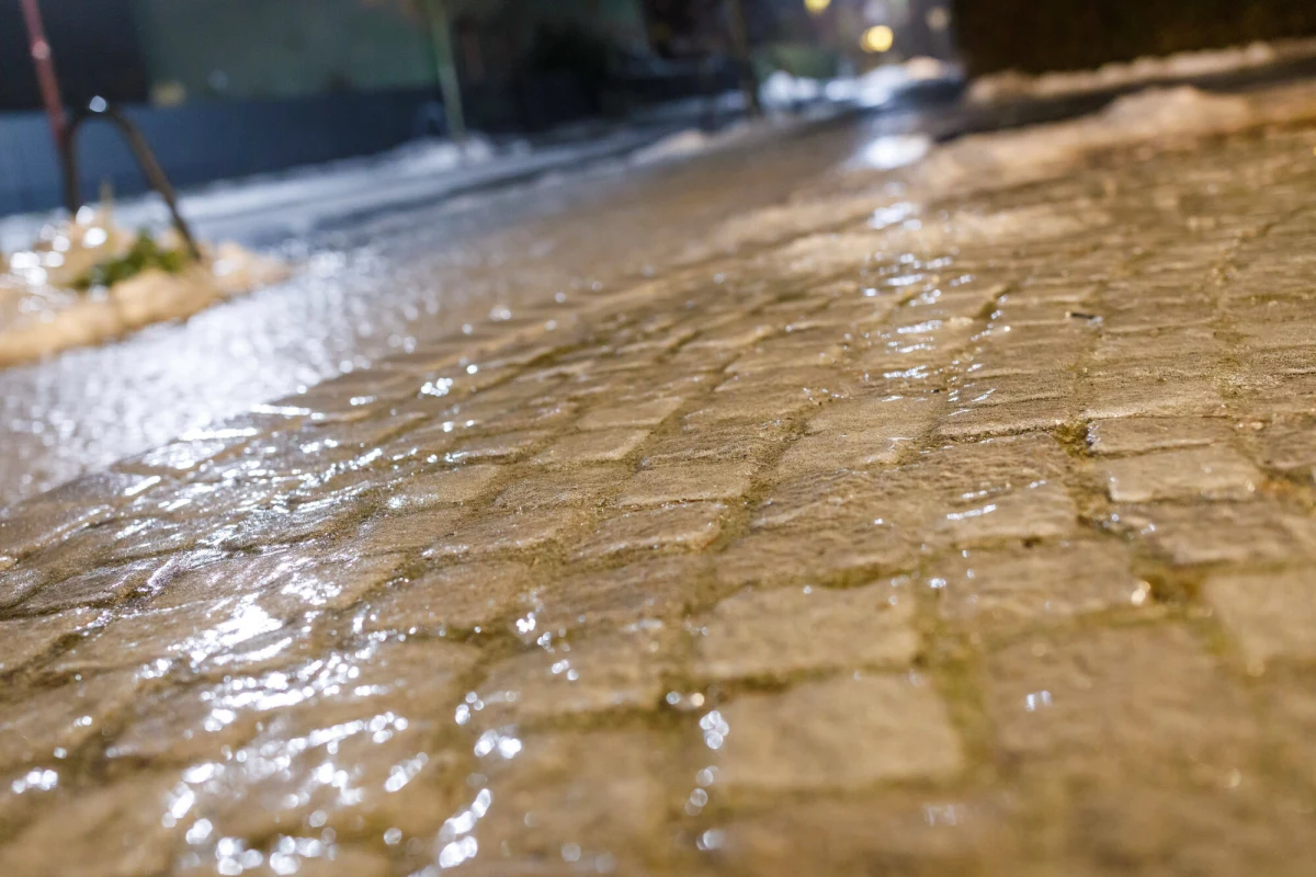 Ostrzeżenia przed marznącymi opadami I i II stopnia wydał Instytut Meteorologii i Gospodarski Wodnej. Oprócz marznących opadów w ten weekend należy spodziewać się odwilży, gołoledzi, opadów śniegu z deszczem oraz słabych opadów śniegu, a na wschodzie Polski - z wyjątkiem Podkarpacia - silnego mrozu. W pełni jest sezon na narty. Czy w ten weekend warunki będą dobre? Aktualnie nad Morskim Okiem jest cieplej niż w Zakopanem.