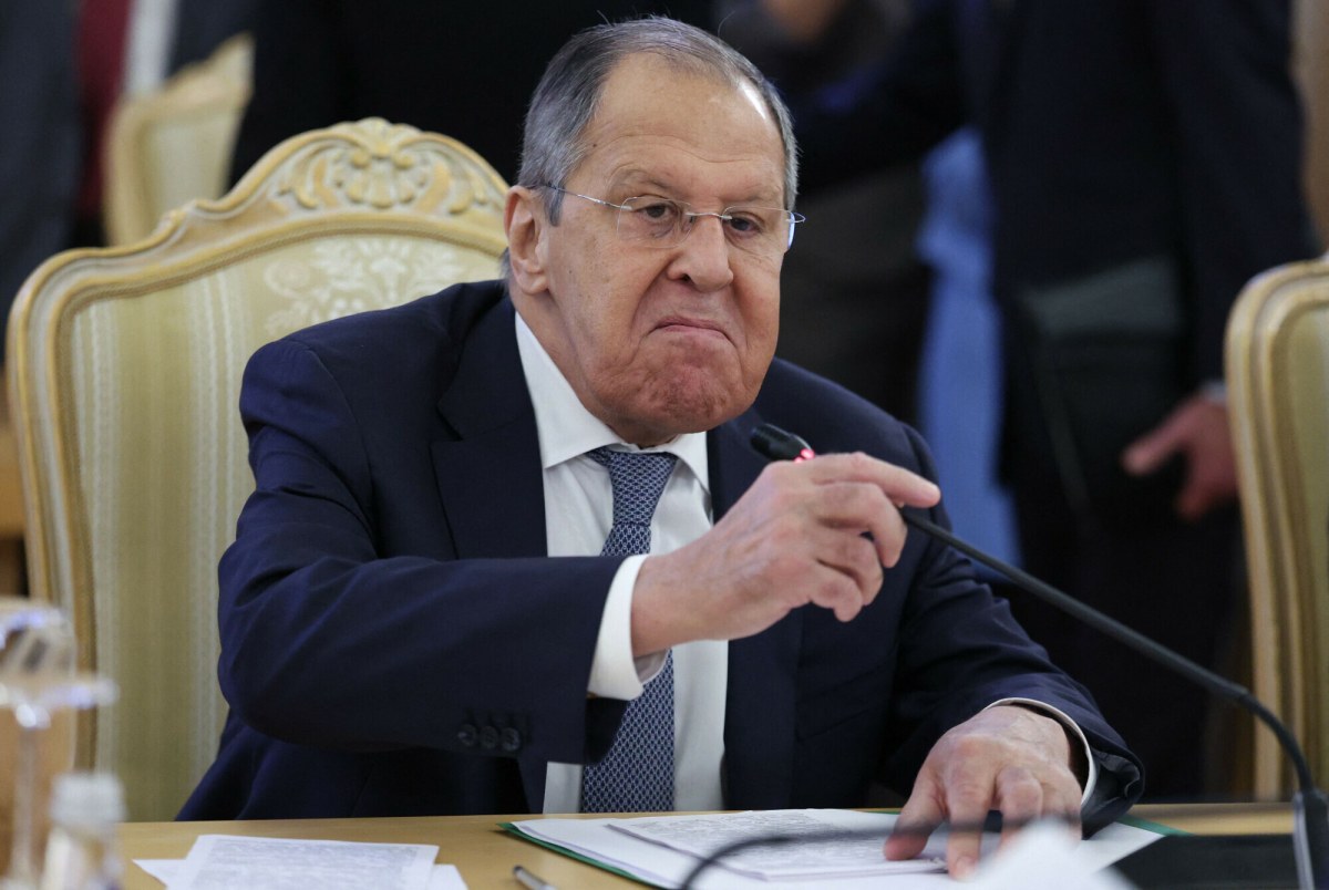 Siergiej Ławrow udzielił ostrej reprymendy Emmanuelowi Macronowi