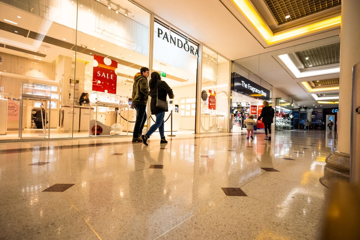 Duńska Pandora – jeden z największych producentów biżuterii na świecie – ogłosiła przełomową decyzję: firma stopniowo odchodzi od srebra, które dotychczas było podstawą jej oferty. Powodem są rekordowe wzrosty cen metali szlachetnych. W zamian w kolekcjach marki coraz częściej pojawi się platyna. 