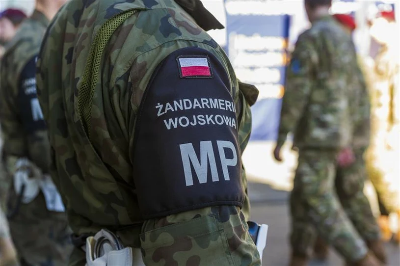 Fragment rakiety na terenie sadu. Żandarmeria Wojskowa zabezpieczyła teren