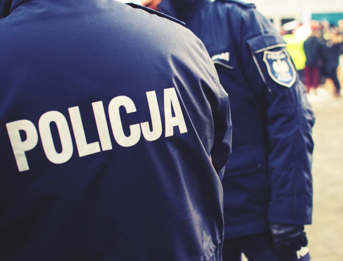 Sąd Okręgowy w Warszawie zdecydował, że funkcjonariusz podejrzany o gwałt na koleżance z pracy nie wyjdzie z aresztu. Prokuratura podtrzymuje obawę matactwa, a śledztwo w sprawie głośnego zdarzenia w Piasecznie nadal trwa.