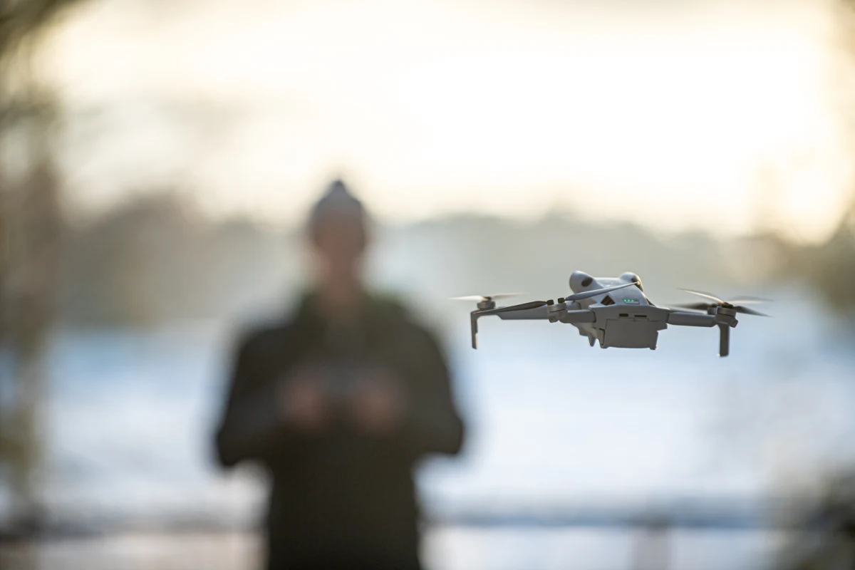 Na teren 1. batalionu kawalerii powietrznej w Leźnicy Wielkiej (woj. łódzkie) spadł dziś niewielki dron. Badający sprawę funkcjonariusze Żandarmerii Wojskowej szybko ustalili i zatrzymali operatora maszyny. Okazał się nim 22-letni obywatel Polski.