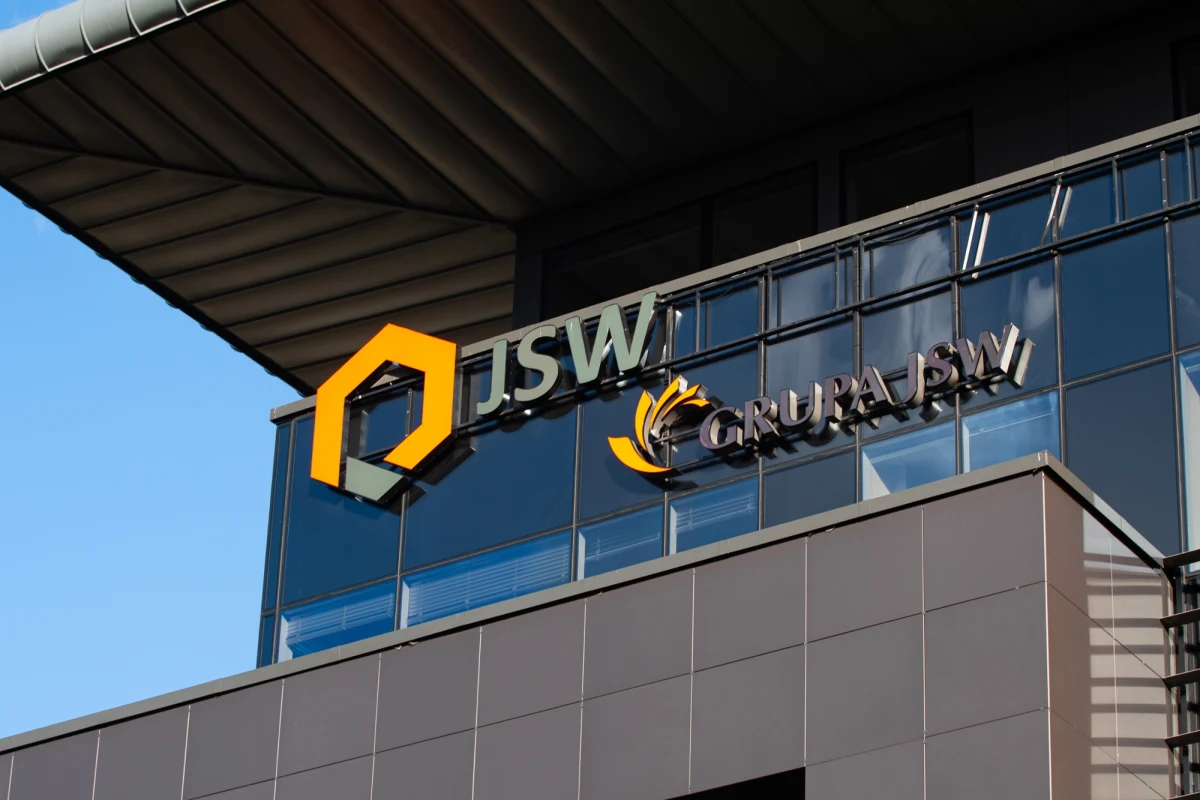 Jastrzębska Spółka Węglowa uzgodniła ze stroną społeczną warunki porozumienia, które przewiduje czasowe zawieszenie części świadczeń pracowniczych. Ostateczna decyzja w tej sprawie zostanie podjęta w referendum wśród pracowników. Spółka prowadzi także rozmowy o pozyskaniu nowych środków finansowych.