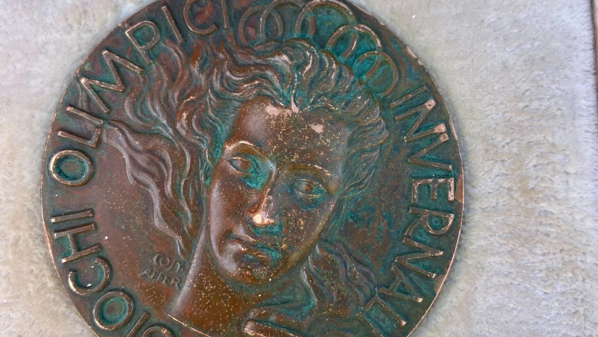 Franciszek Gąsienica Groń – nazwisko, które powinno znać każde pokolenie polskich kibiców. To właśnie on, blisko sto lat temu, zdobył pierwszy w historii Polski medal zimowych igrzysk olimpijskich. Jego historia to opowieść o pasji, determinacji, dramatycznych zwrotach akcji i wielkim triumfie, który do dziś pozostaje niepowtarzalny. Medal teraz wrócił do Włoch, a kibice mogą go zobaczyć w wiosce polskiej.