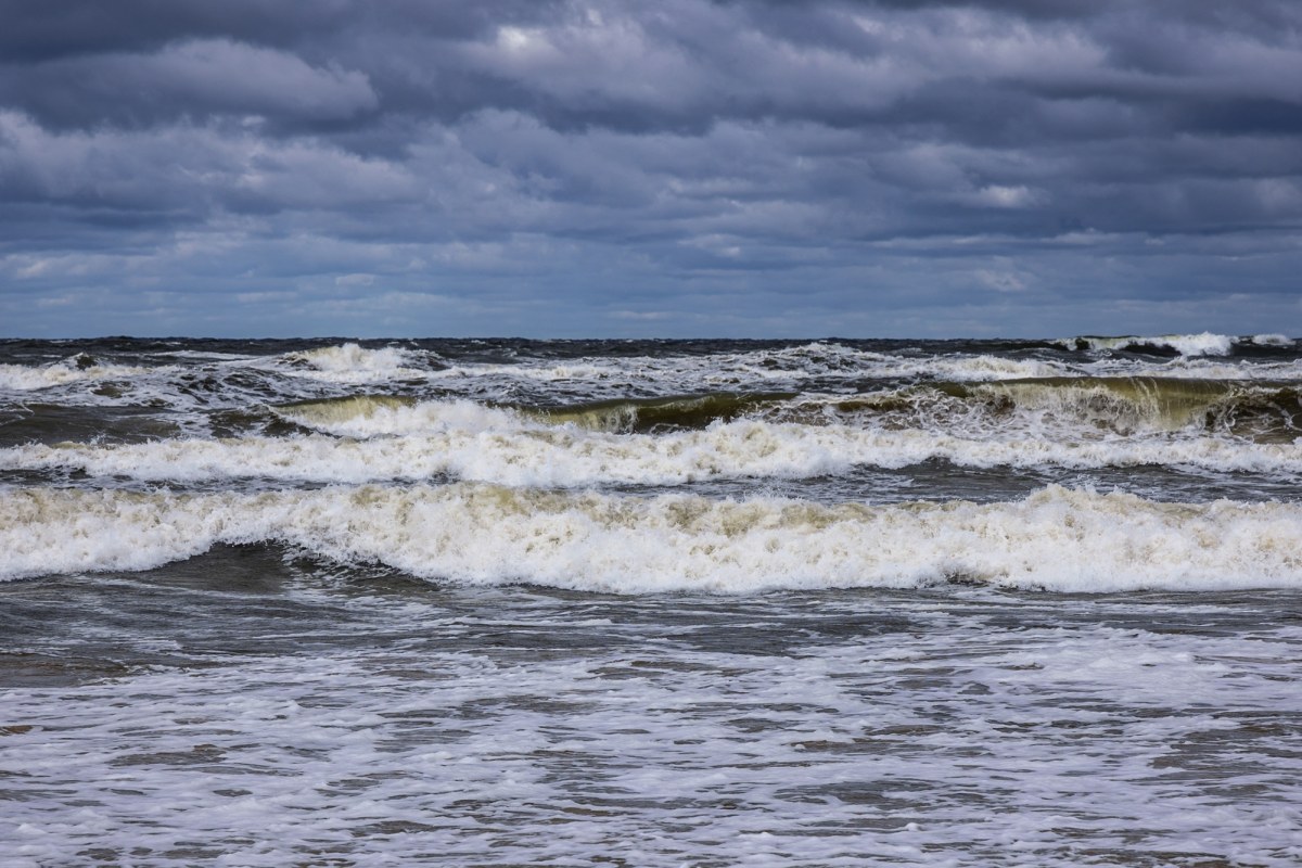 Bałtyk niemal "wypompowany" przez wiatr. Najniższy poziom od 140 lat