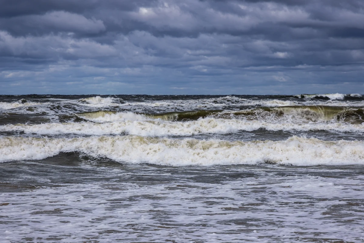 Rok 2026 przynosi zaskakujące wieści znad Bałtyku. Od początku stycznia mieszkańcy naukowcy obserwują z niepokojem, jak poziom wody w Morzu Bałtyckim spada do wartości, jakich nie notowano od początku pomiarów, czyli od 1886 roku. Wszystko za sprawą niezwykle długotrwałego i silnego napływu wschodnich wiatrów, które dosłownie „wypchnęły” wodę z Bałtyku przez cieśniny w kierunku Morza Północnego.