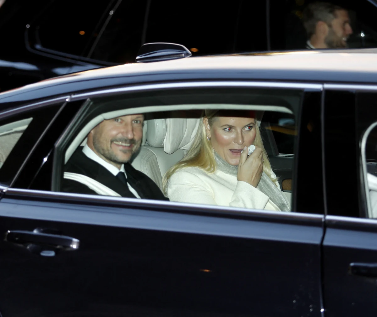 Norweski dwór królewski opublikował w piątek oświadczenie, w którym księżna Mette-Marit, żona następcy tronu, przeprosiła za swoją znajomość z amerykańskim finansistą i przestępcą seksualnym Jeffreyem Epsteinem. Księżna wyraziła żal za zawiedzenie zaufania opinii publicznej oraz postawienie rodziny królewskiej w trudnej sytuacji.