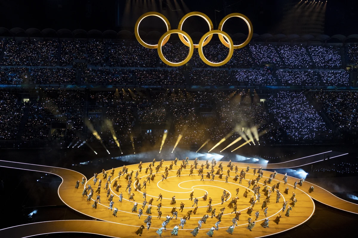 Rozpoczęła się ceremonia otwarcia zimowych igrzysk olimpijskich we Włoszech. Wydarzenie odbywa się na słynnym stadionie San Siro w Mediolanie, a mniejsze uroczystości mają miejsce w Cortinie d'Ampezzo, Livigno i Predazzo. Zwieńczeniem imprezy będzie zapalenie dwóch olimpijskich zniczy. Tytuł przedstawienia to "Harmonia".