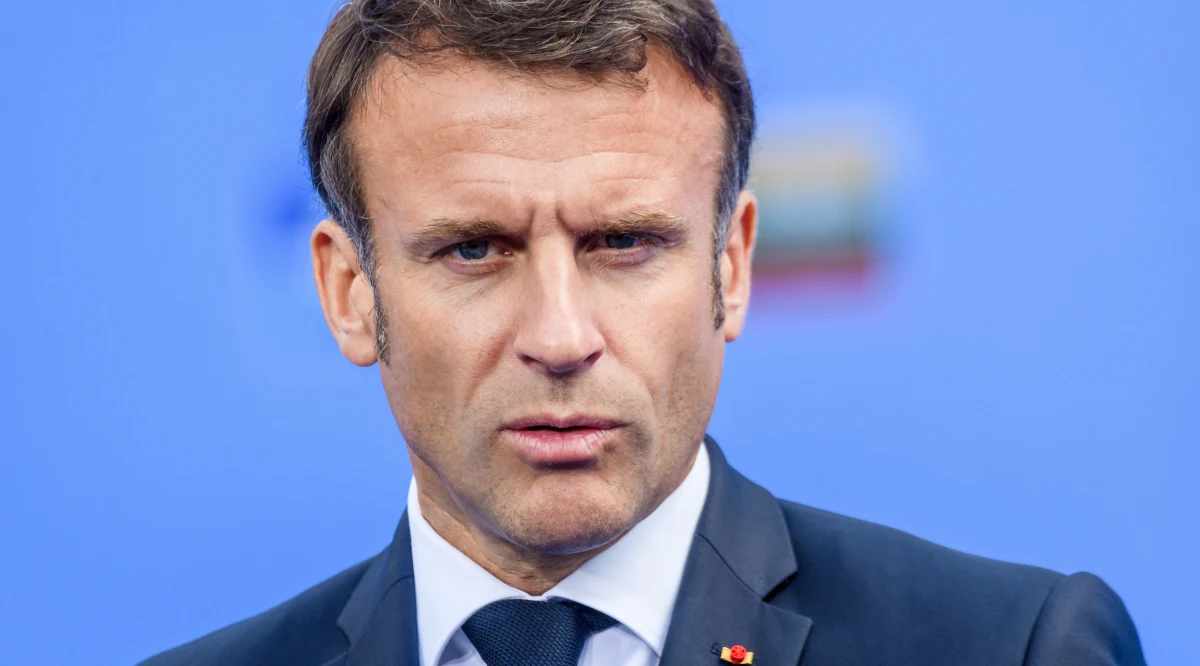 Francuskie służby wykryły szeroko zakrojoną operację dezinformacyjną powiązaną z Rosją. Jej celem było rozpowszechnienie fałszywych informacji, jakoby prezydent Emmanuel Macron był zamieszany w aferę Jeffreya Epsteina. Kampania dezinformacyjna, nazwana "Matrioszka", miała na celu podważenie wiarygodności francuskiego przywódcy i destabilizację sytuacji politycznej w kraju.