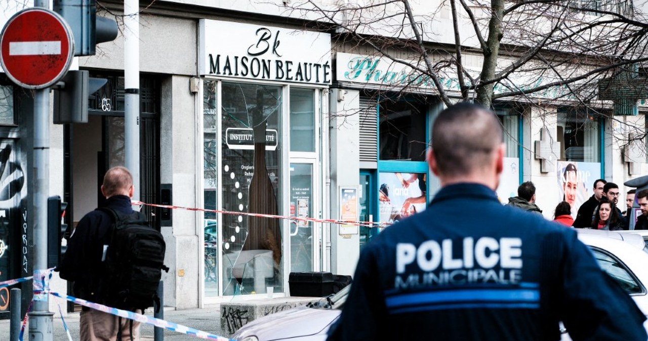 Atak na salon piękności w Grenoble. Do lokalu wrzucono granat