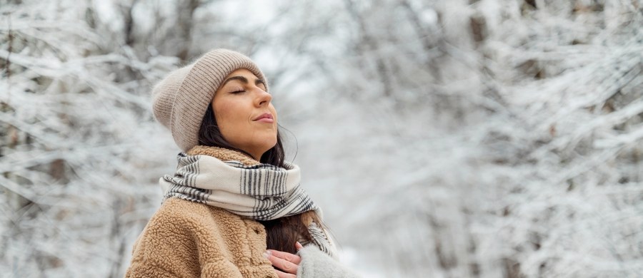 Nie ma budzącej się do życia przyrody, ani w pełni rozwiniętych liści na drzewach. Nie posłuchamy śpiewu ptaków, a niskie temperatury też nie zachęcają do wyjścia z domu. Choć mówi się, że ruch to najlepsza forma profilaktyki – a jego najprostszą formą jest spacer - to w zimie trudniej zdecydować się na ten krok po zdrowie.