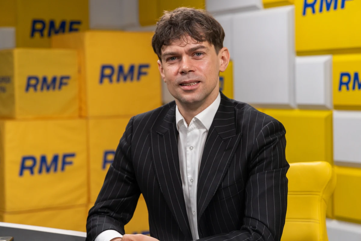 "Dwa razy straciłem prawo jazdy" – powiedział Gość Krzysztofa Ziemca w RMF FM Michał Kołodziejczak i zaznaczył, że w tej chwili nie odzyskał jeszcze dokumentu. "Miałem takie zajście, że policja mnie zatrzymała, jechałem faktycznie za szybko. Usłyszałem: Możesz się posłużyć immunitetem i wtedy dostajesz prawo jazdy od razu. Powiedziałem: Chwila, wytrzymam trzy miesiące i nie jest to dla mnie problem" – przyznał. Jednocześnie podkreślił, że krytykując jazdę samochodem Waldemara Żurka, "nie miał zamiaru go pouczać".