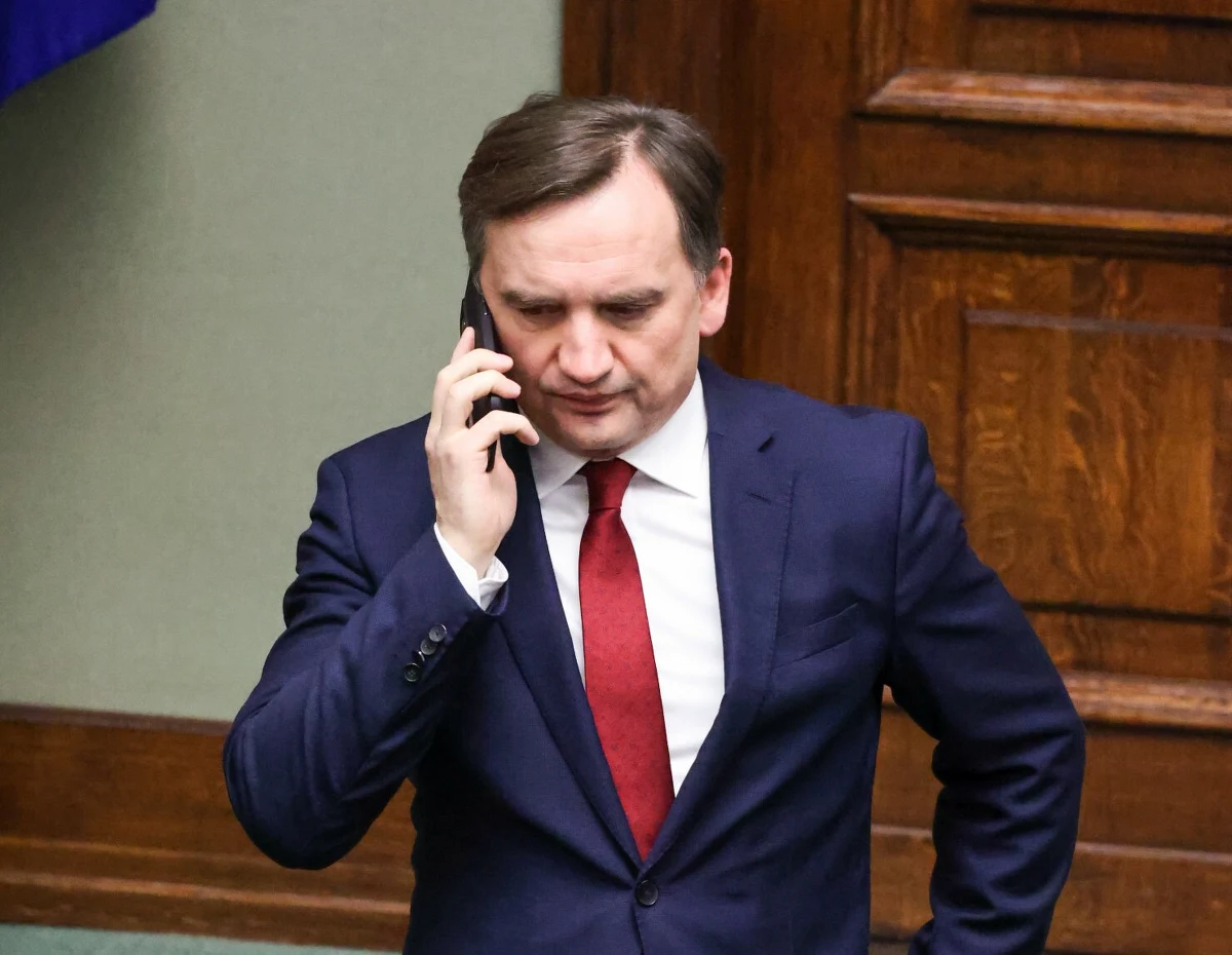 Były minister sprawiedliwości Zbigniew Ziobro na antenie Telewizji Republika postanowił zakpić z wydania za nim listu gończego i zadzwonił pod numer, jaki się w nim znalazł. „Widzicie państwo i o to właśnie chodzi, że teraz w całej Polsce dzwonią w sprawie Ziobry poszukiwanego listem gończym” – mówił polityk.