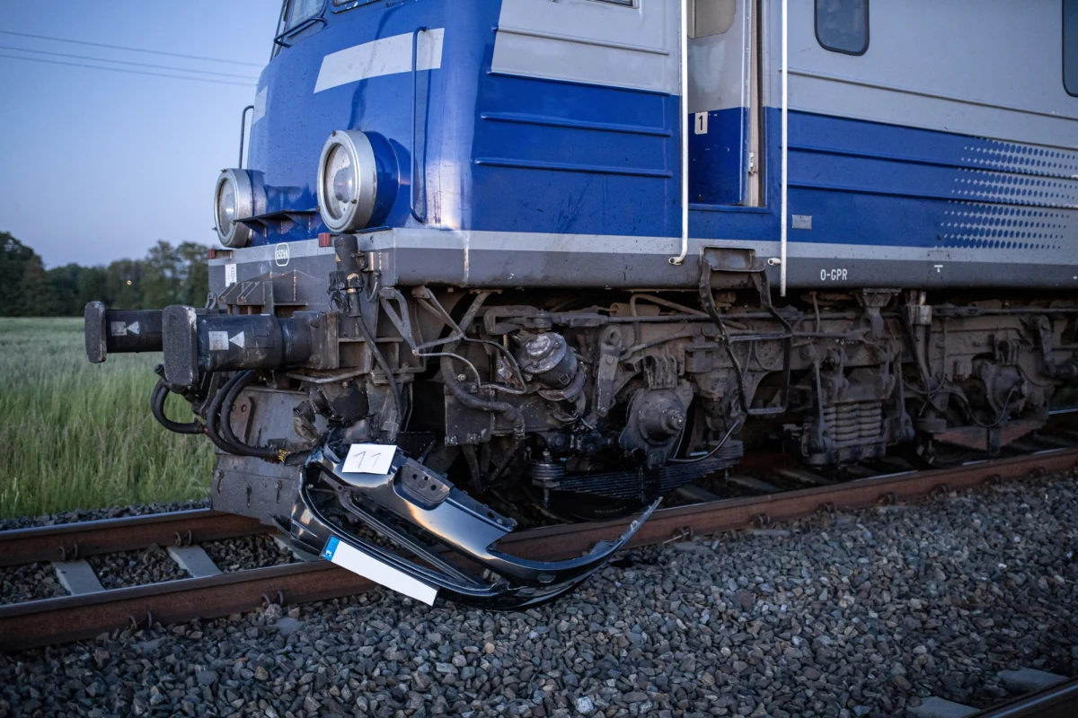 Groźna sytuacja na torach w Wielkopolsce. Dwie osoby zostały poszkodowane w zderzeniu pociągu z samochodem osobowym w powiecie ostrowskim w Wielkopolsce.

