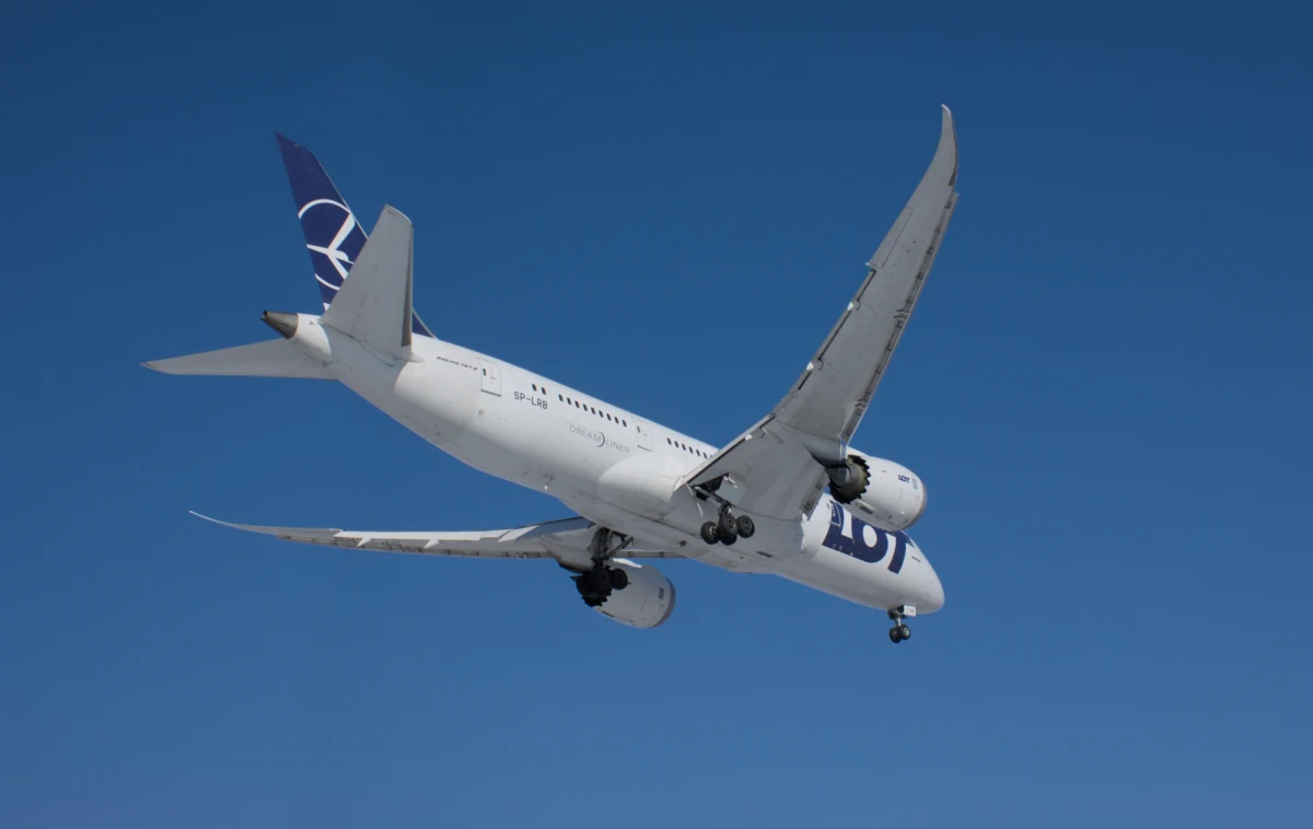 Samolot Polskich Linii Lotniczych LOT lecący na Dominikanę musiał zawrócić do Warszawy. Na pokładzie było ponad 200 osób. "Uprzedzono nas, że jest awaria jakiegoś systemu, przez którą nie możemy przelecieć przez Atlantyk" - powiedziała RMF FM pasażerka, pani Justyna. 