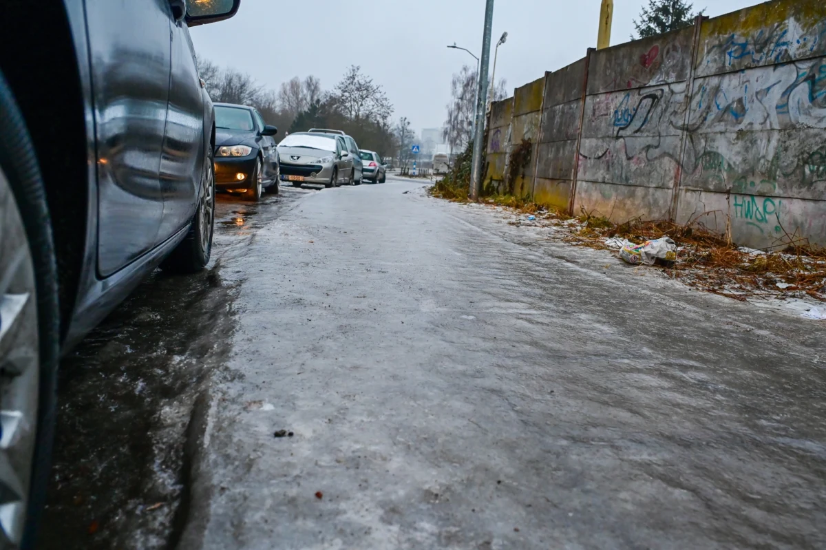 Instytut Meteorologii i Gospodarki Wodnej ostrzega: w ten weekend niemal w całej Polsce będzie ślisko. Synoptycy zapowiadają marznące opady i oblodzenie, które mogą stanowić duże zagrożenie na drogach i chodnikach. Uważać powinni kierowcy oraz piesi.