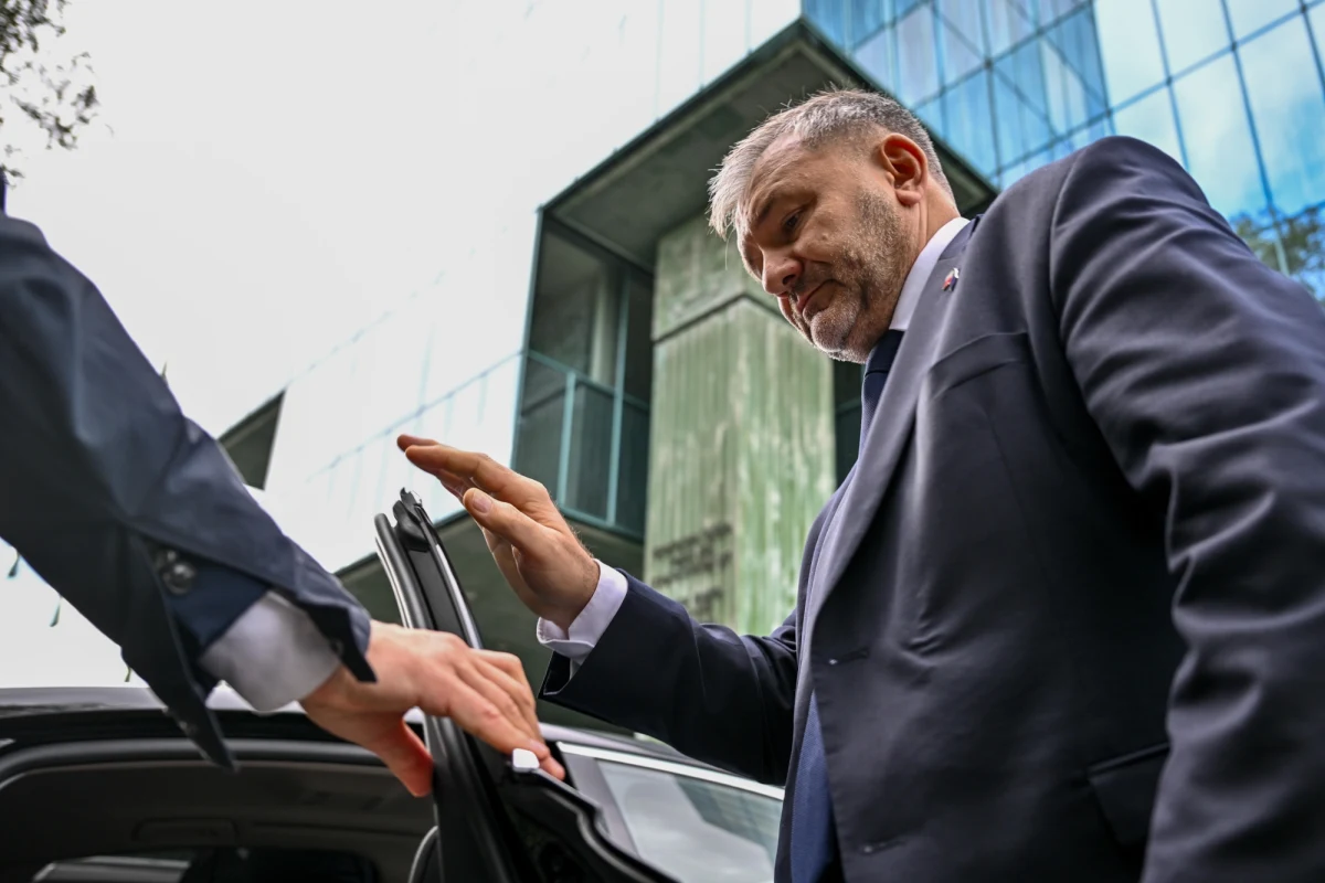 Minister sprawiedliwości Waldemar Żurek został ukarany mandatem i punktami karnymi za wykroczenie drogowe - donosi nieoficjalnie portal tvn24.pl. Chodzi o szeroko komentowaną sytuację nagraną w Krakowie, gdy szef resortu sprawiedliwości będąc za kierownicą, udzielał wywiadu. 