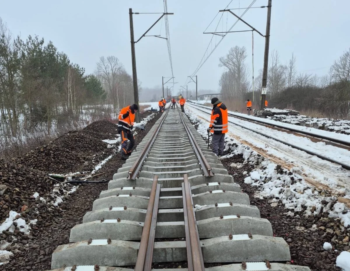 Do końca weekendu ma zakończyć się naprawa torów w miejscu wykolejenia pociągu towarowego, do którego doszło na początku tygodnia w miejscowości Jaroszowa Wola na Mazowszu - dowiedział się dziennikarz RMF FM Michał Dobrołowicz. Chodzi o skład relacji Szczecin-Chełm, którym przewożono olej napędowy. Nikomu nic się nie stało. 