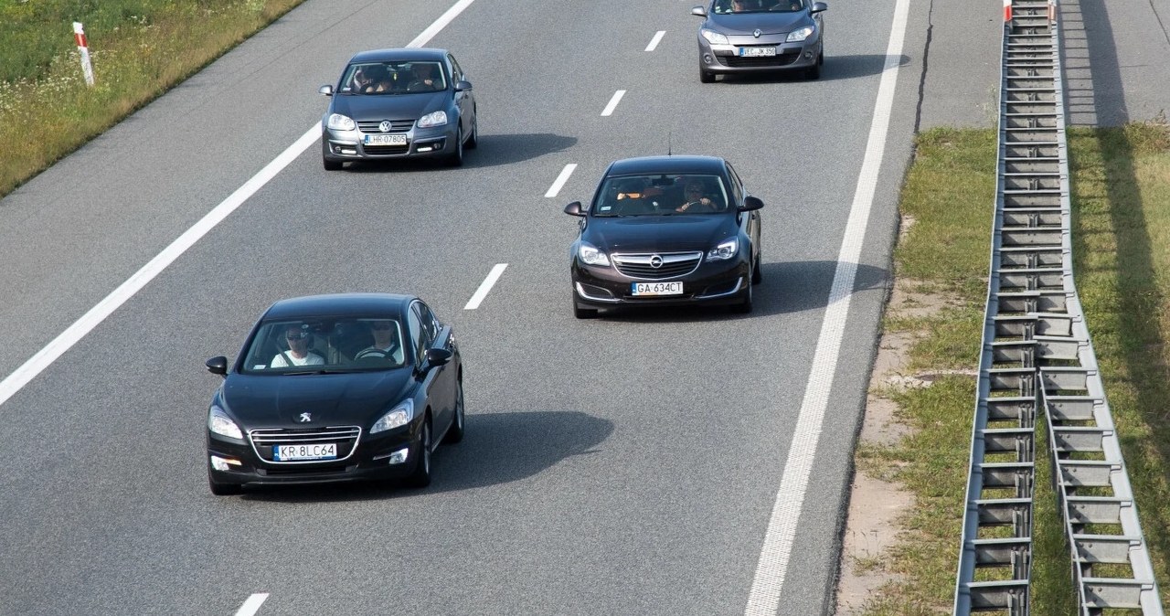 Czy można wyprzedzać prawym pasem na autostradzie? Zasada jest jedna
