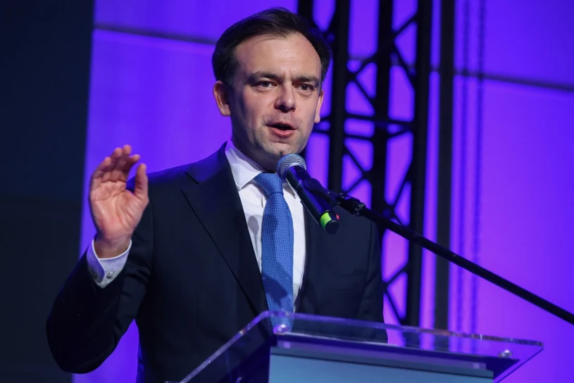 Minister Domański z misją u szejków. Walczy o miliardy dla Polski