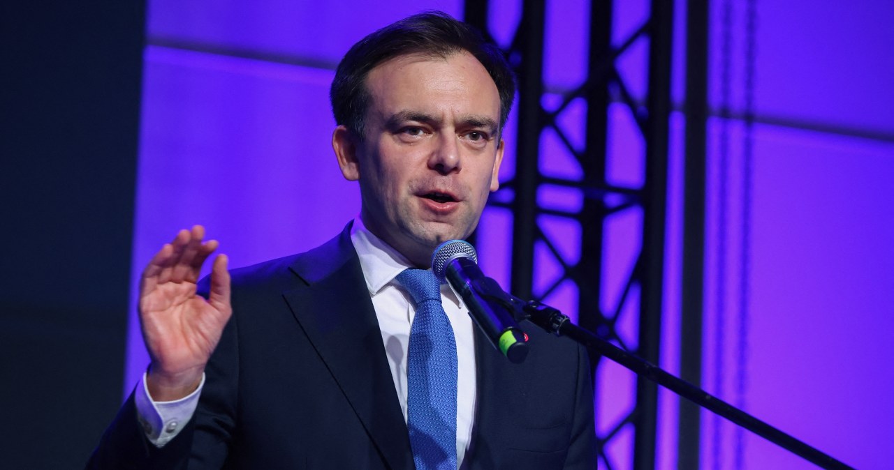 Minister Domański z misją u szejków. Walczy o miliardy dla Polski