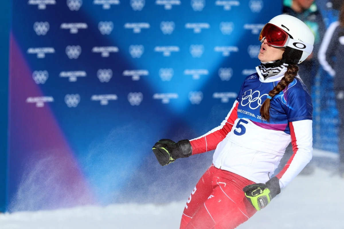 Aleksandra Król-Walas odpadła w ćwierćfinale rywalizacji w snowboardowym slalomie równoległym na zimowych igrzyskach w Mediolanie i Cortinie. Choć Polka dzielnie walczyła o zwycięstwo, to minimalnym błąd sprawił, że w półfinale zameldowała się Włoszka Lucia Dalmasso. Ostatecznie Dalmasso wywalczyła brąz, a w finale rywalizacji Zuzana Maderova okazała się lepsza od Sabine Payer. 