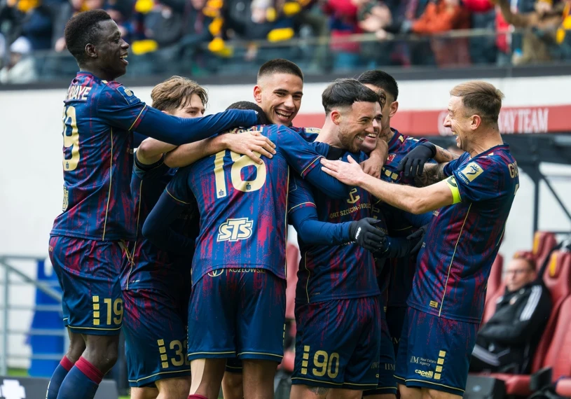 Ładny gol, a potem zwrot akcji i gwizdy. Dwóch "rannych" w Szczecinie