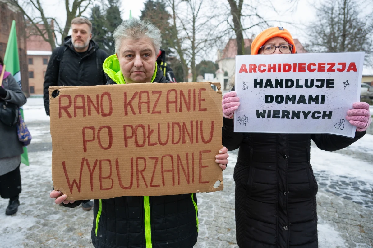 Przed poznańską katedrą odbył się protest przeciwników sprzedaży terenu Osiedla Maltańskiego. Demonstranci mieli na transparentach hasła "Judasz przy was to święty", "Archidiecezja handluje domami wiernych" czy "Rano kazanie, po południu wyburzenie".