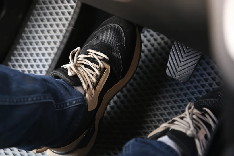 Kierowcy wciskający lewy pedał podczas dojeżdżania do świateł będą ukarani