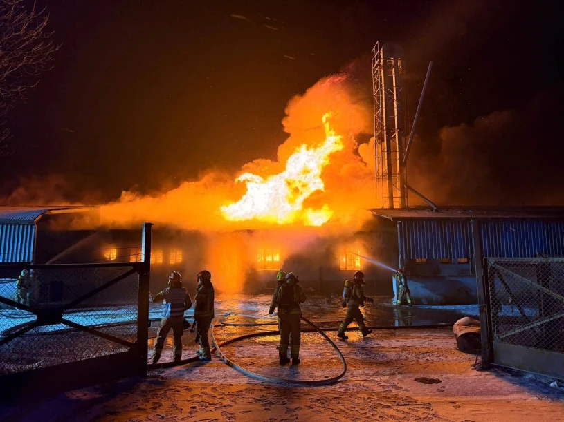 Strażacy walczą z pożarem hali w Wielkopolsce. Obiekt wypełniony zbożem