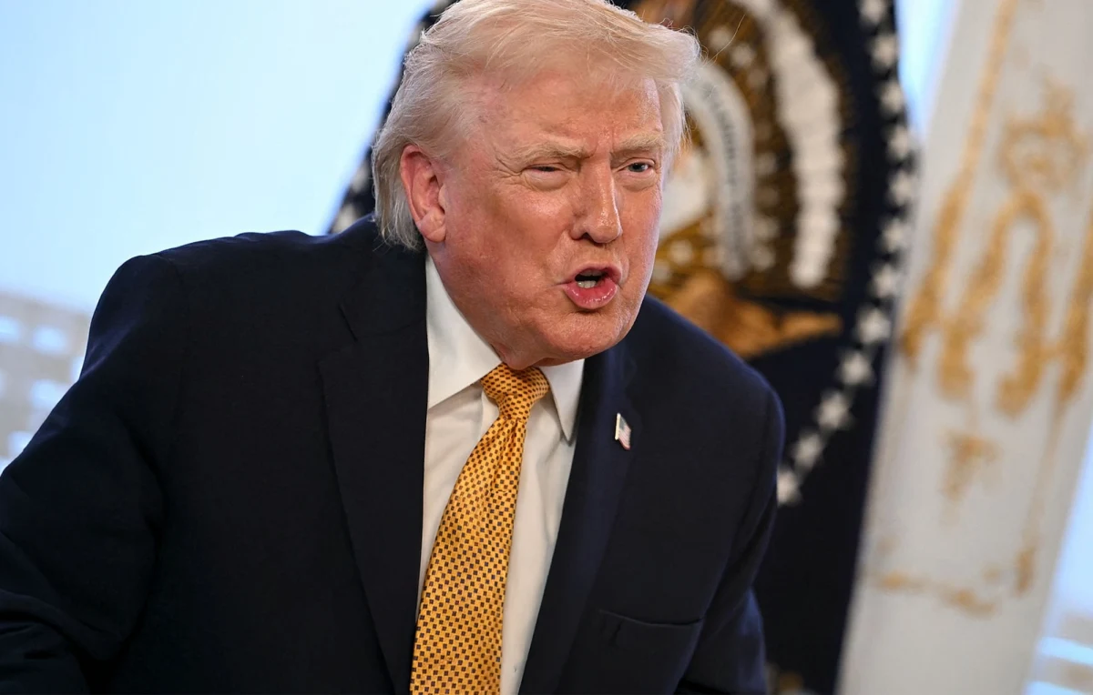 Prezydent Stanów Zjednoczonych Donald Trump ostro skomentował występ portorykańskiego rapera Bad Bunny'ego podczas przerwy w tegorocznym meczu Super Bowl. Trump uznał show za "afront wobec Ameryki" i "uderzenie w twarz", krytykując zarówno wybór artysty, jak i jego występ w języku hiszpańskim.